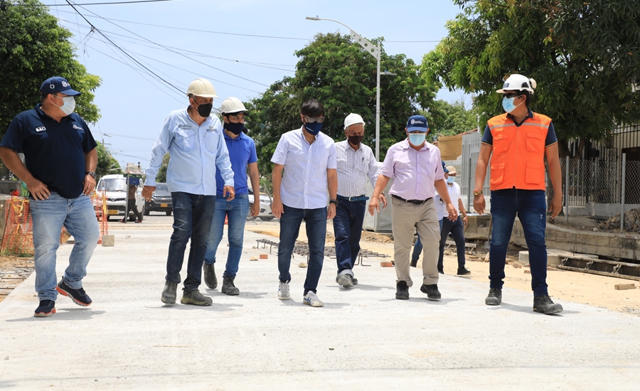 Alcalde Pumarejo revisó avance de la canalización del arroyo ‘La felicidad’