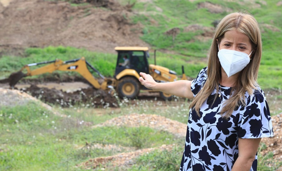 Gobernadora del Atlántico inspeccionó obras de fortalecimiento de jagüeyes en Baranoa