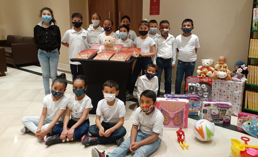 Nh hotel group donó libros y juguetes con su campaña » Compartiendo sonrisas»