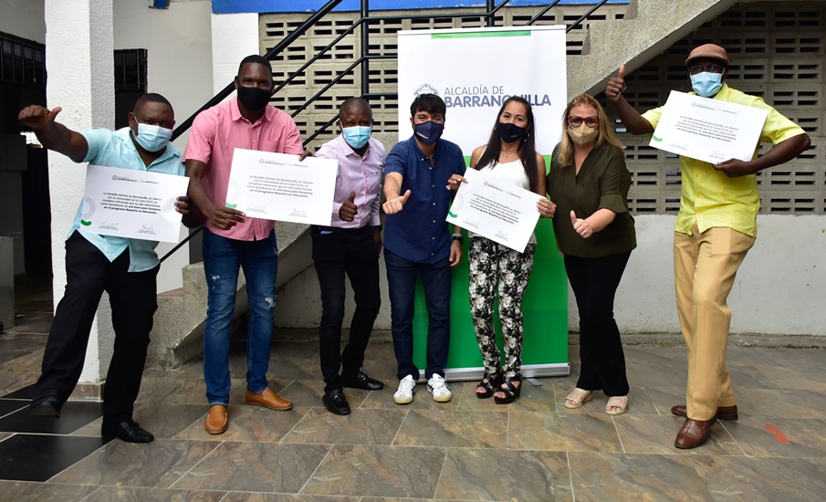 Docentes becados por el Distrito de Barranquilla se gradúan de especialistas y reciben nueva beca para maestría