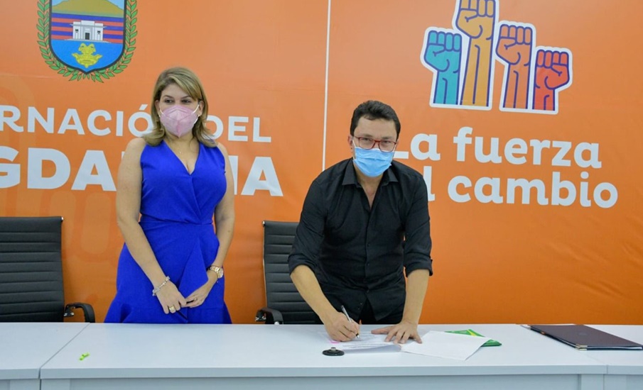 Gobernador Carlos Caicedo firma decreto para proteger niñas y mujeres del Magdalena