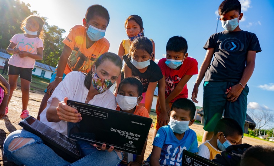 Internet para familias, estudiantes y emprendedoras, así como histórica formación de programadores, entre los logros de Karen Abudinen