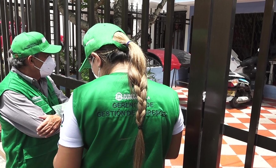 Casa a casa, funcionarios del Distrito de Barranquilla invitan a ponerse al día con el impuesto predial