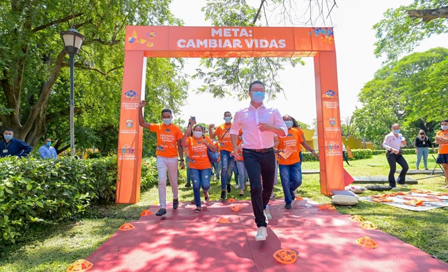 Caicedo avanza en entrega de 30 mil becas 100% gratuitas para la educación superior, algo único en Colombia