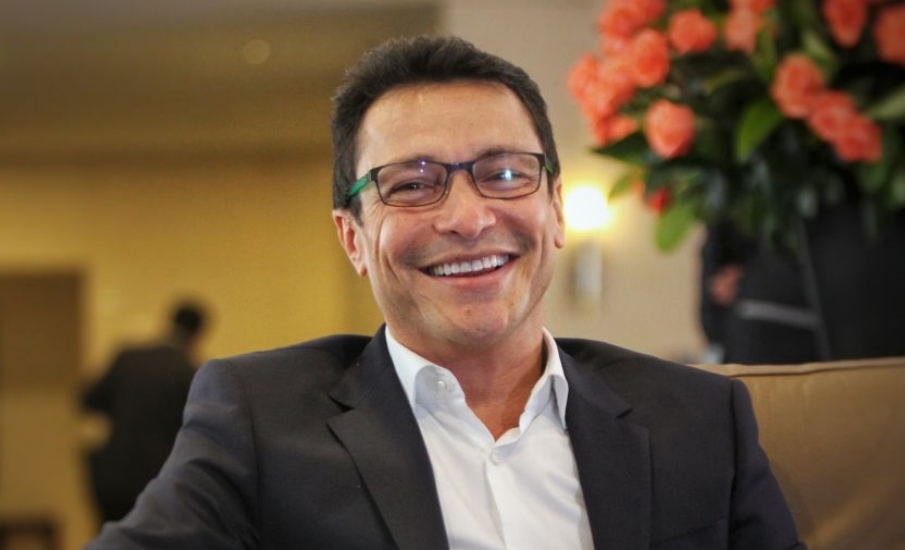 “La emisora del locutor que hacía karaokes con Duque en campaña, miente. Me encontraba en rueda de prensa en Santa Marta”: Gobernador Caicedo