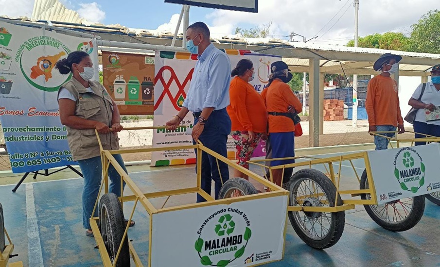 Alcaldía entregó carretillas a recicladores de Malambo