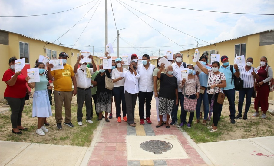 Alcalde Rumenigge Monsalve entregó 31 viviendas en Lluvia de Oro