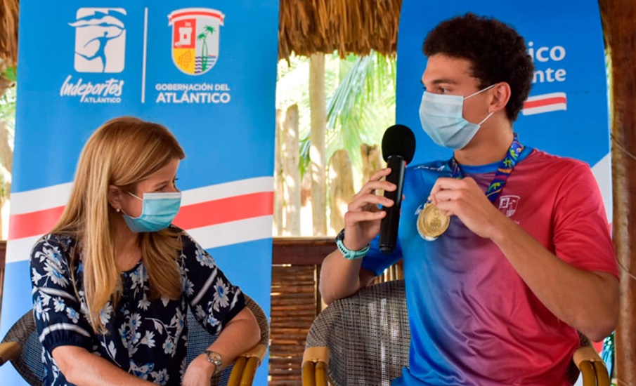 Surfistas ganadores en los Juegos Nacionales de Mar y Playa ofrecieron sus medallas a la Gobernadora
