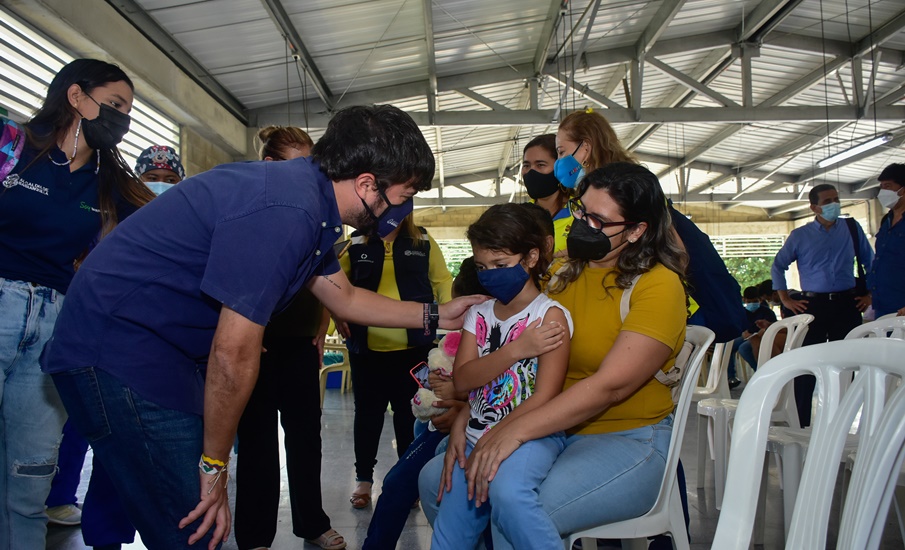 Las vacunas ‘pasan al tablero’: alcalde Pumarejo acompañó jornada en la Escuela Normal La Hacienda