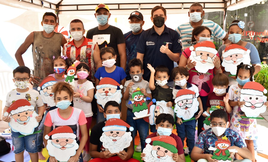 Con arte navideño, niños y artesanos se unen en La Esquina del Arte