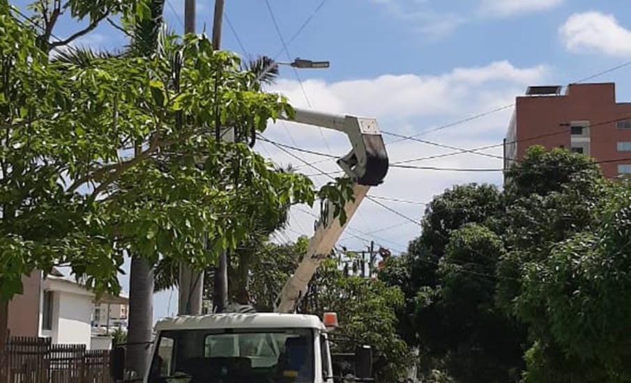 Air-e realiza instalación de elementos eléctricos en el barrio El Bosque