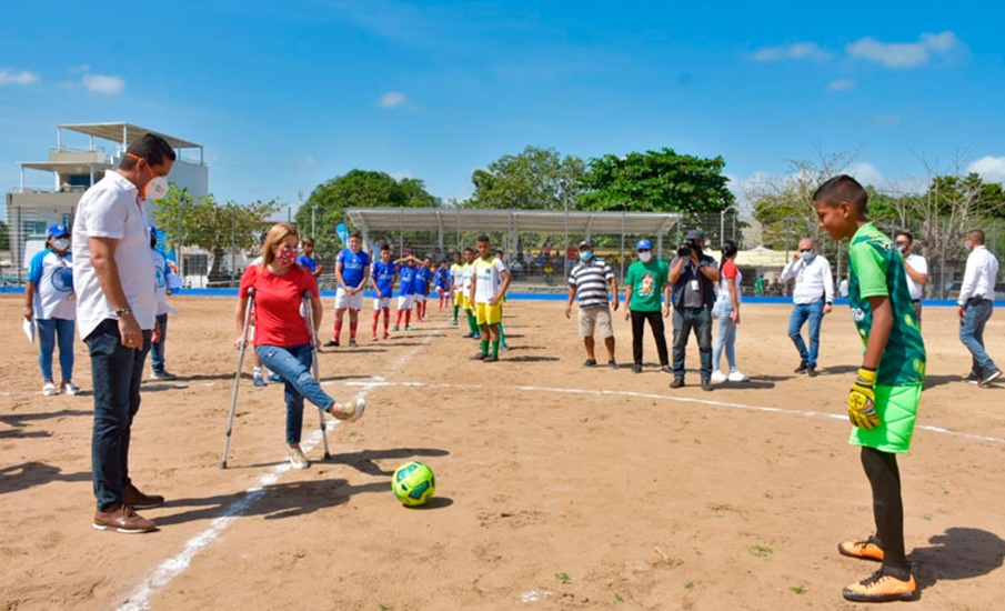 «Con la entrega de esta cancha, le cumplimos a Sabanalarga»: Elsa Noguera
