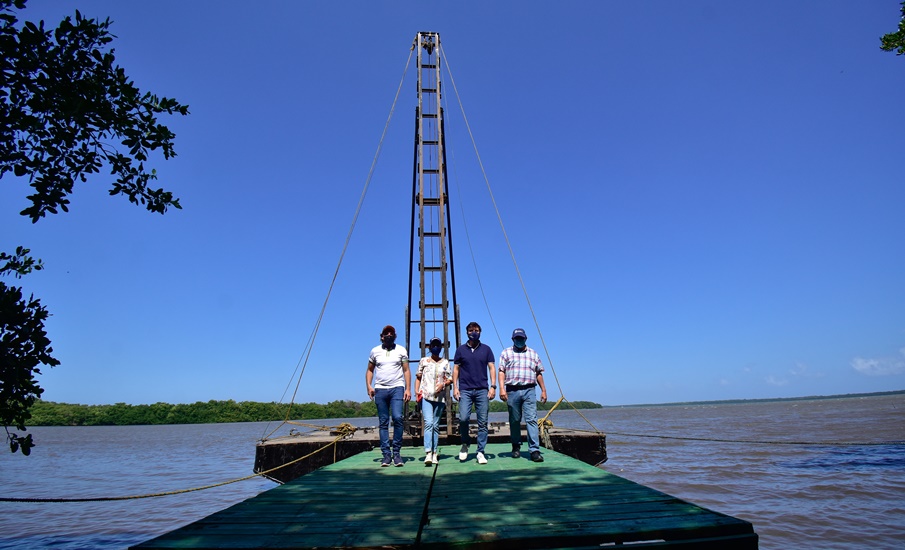 Con la llegada de pilotes de madera, comienza la construcción del Ecoparque Ciénaga de Mallorquín