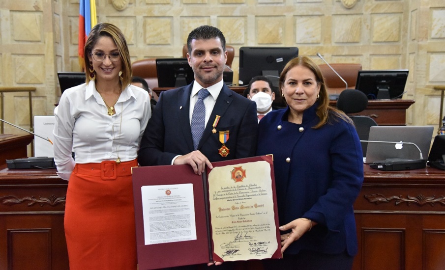 Representante Martha Villalba condecoró a Alejandro Linero de Cambil, actual director de computadores para educar