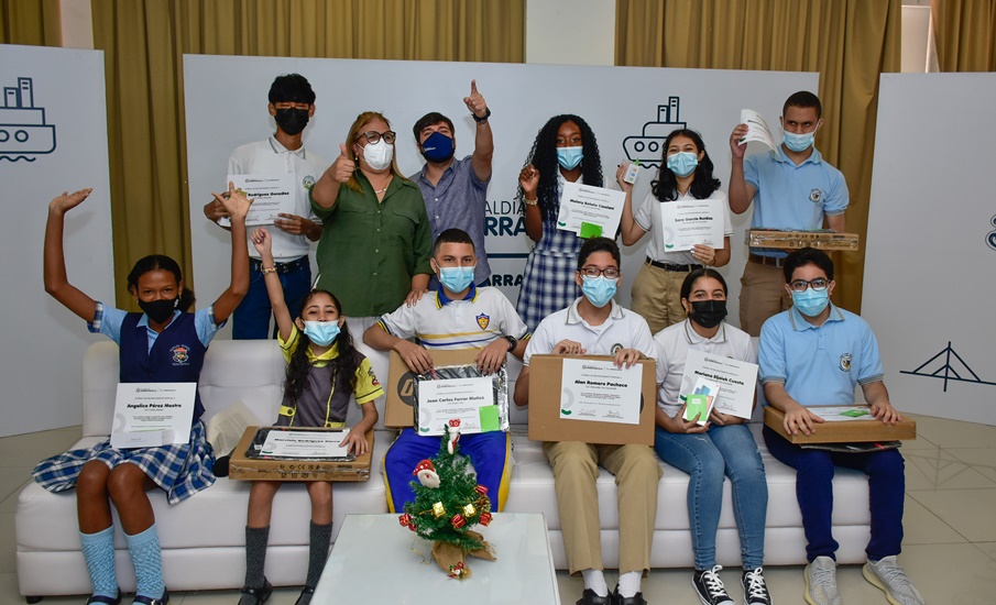 “Les entregamos las herramientas para que salgan adelante y se destaquen en lo que quieran”: alcalde Pumarejo
