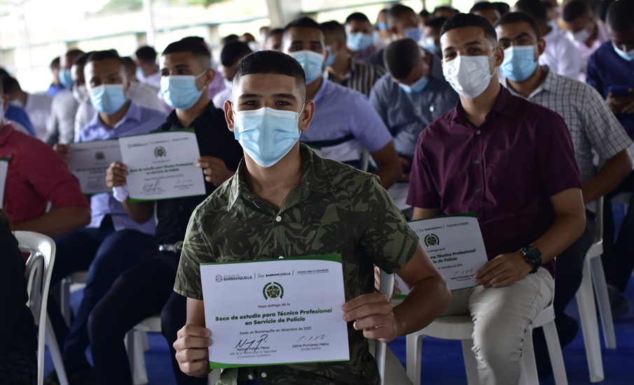500 jóvenes, becados por el Distrito, cumplirán el sueño de convertirse en policías