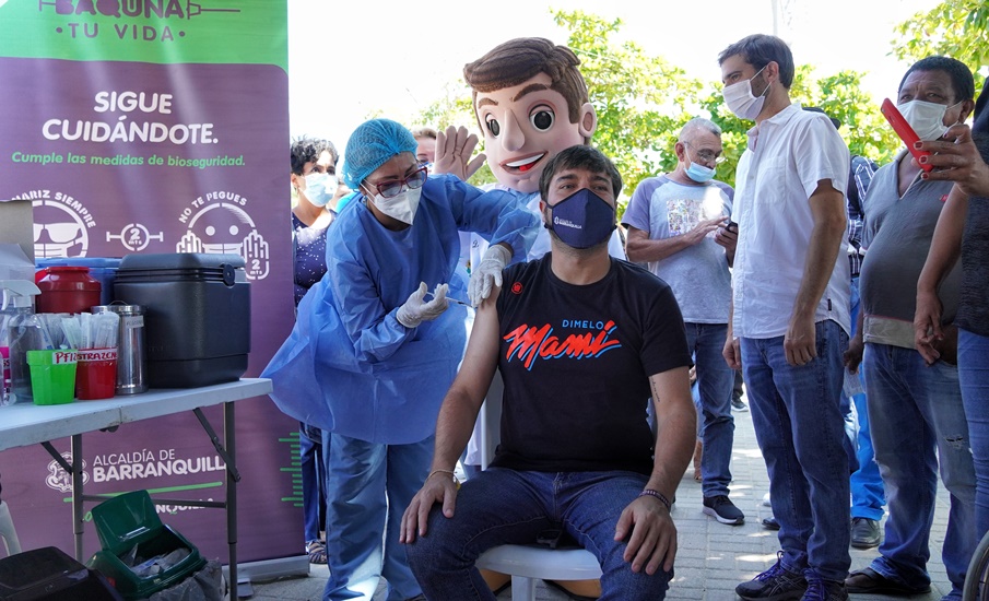 Alcalde Pumarejo recibió la dosis 60.000 aplicada en un punto móvil