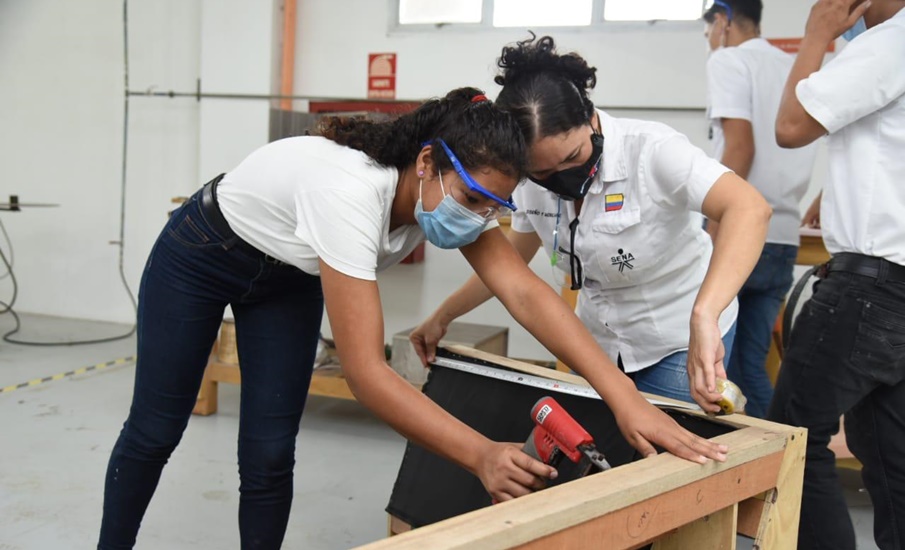 El SENA promueve la empleabilidad femenina en el sector madera