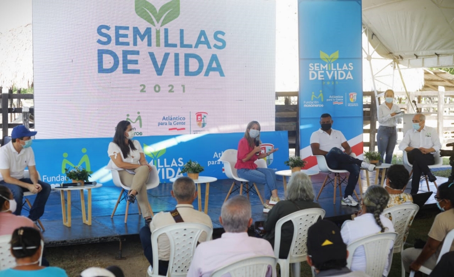Gobernadora Elsa Noguera entregó 455 títulos de vivienda en Galapa