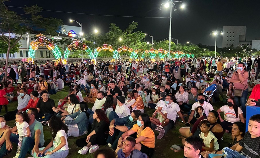 Más de 2.000 atlanticenses celebraron la noche velitas en la Plaza de la Paz