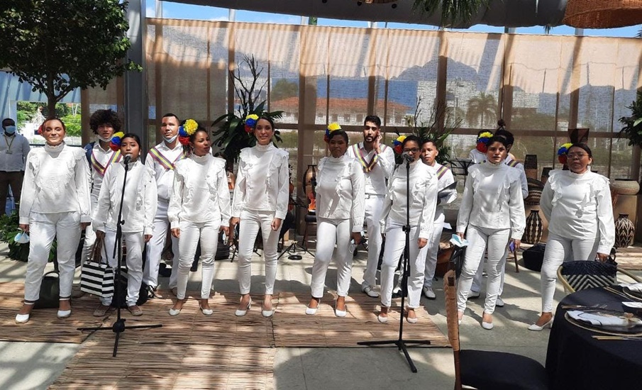 Voces del Atlántico le ponen la nota a la visita real
