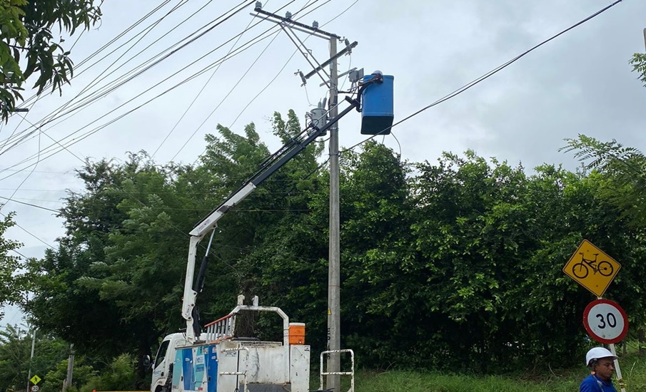 Avanza modernización de redes eléctricas en zona rural de Galapa