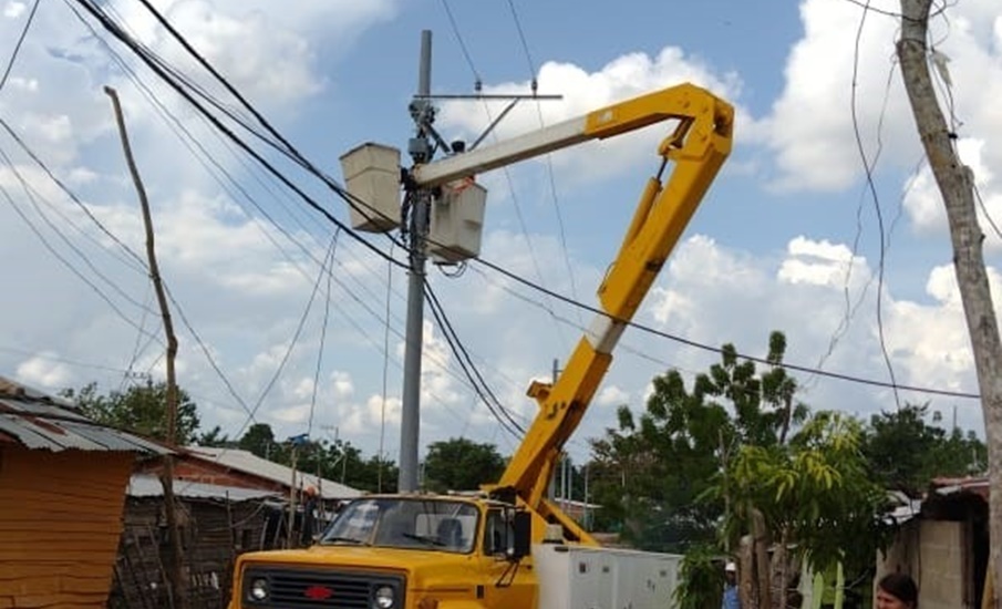 Modernizan redes eléctricas en el sector 31 de enero en Sabanalarga