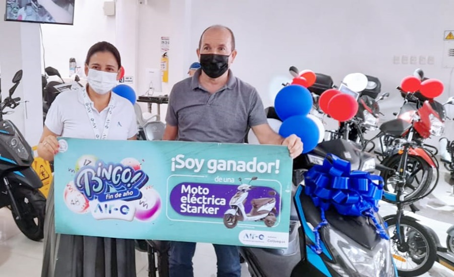 Air-e entregó moderna moto eléctrica a ganador de bingo