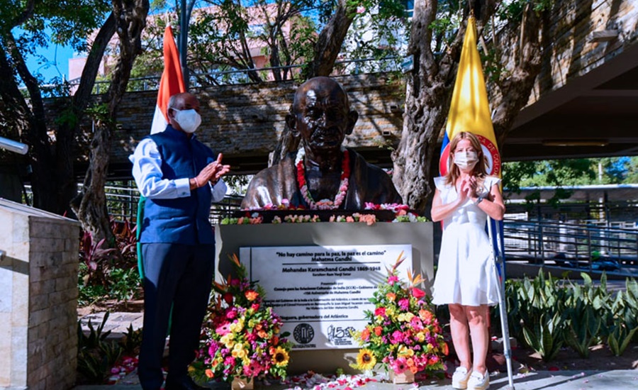 Gobernadora del Atlántico recibió busto de Gandhi en la Plaza de la Paz, por parte de la Embajada de la India