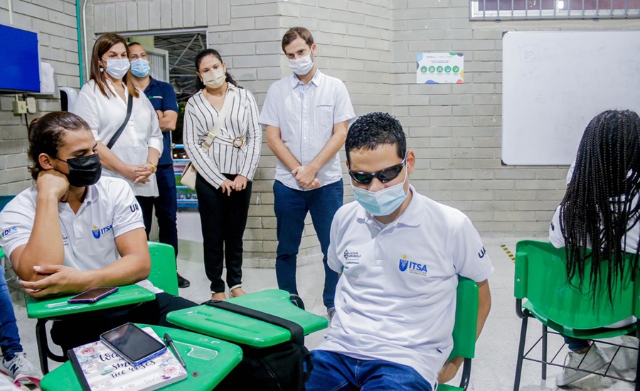 “Persigan sus sueños”: Samuel Gutiérrez, becario de Universidad al Barrio con discapacidad visual 