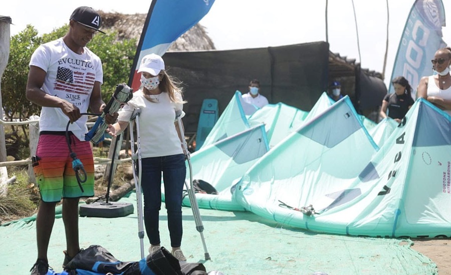 Gobernadora del Atlántico entregó cometa nueva al kitesurfista atlanticense Duván Macías