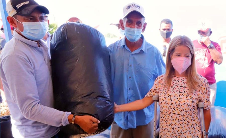 “Con la entrega de silo, garantizamos que 2 mil pequeños ganaderos alimenten a sus animales durante la sequía”: Elsa Noguera