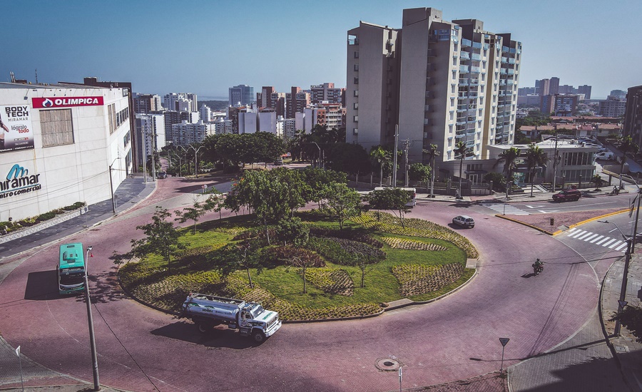 Con riego y mantenimiento diario crecen las zonas verdes en Barranquilla