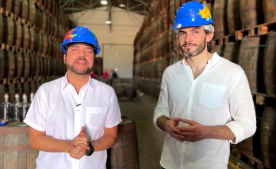Alcalde Pumarejo visita la fábrica de ron La Hechicera