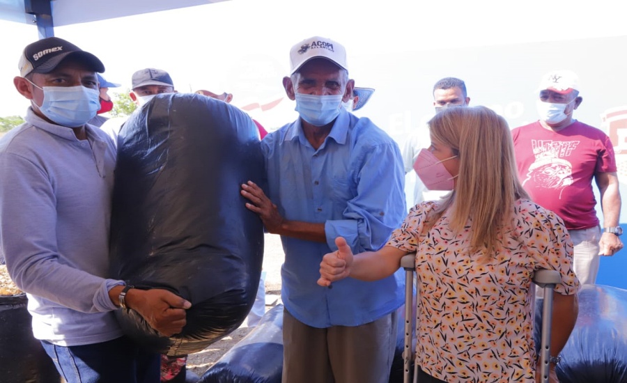 Avanza la entrega de silo a 300 pequeños y medianos ganaderos del departamento