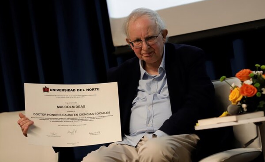 Malcolm Deas es distinguido con Doctorado Honoris Causa en Ciencias Sociales