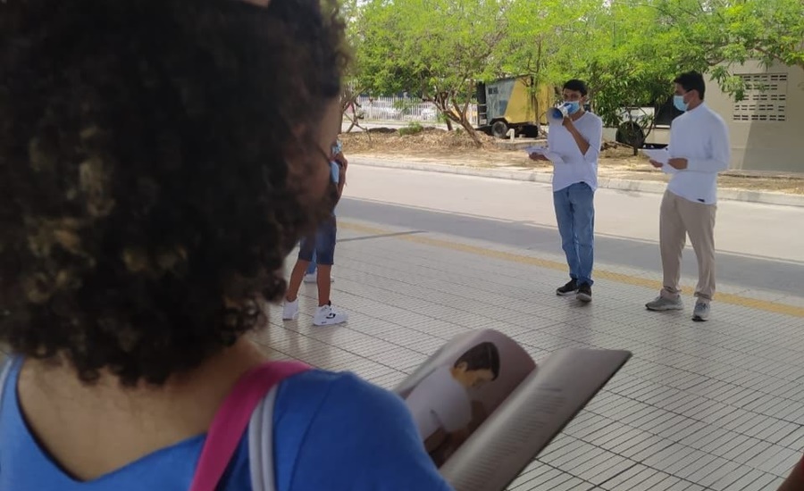 Transmetro y Biblioteca Piloto desarrollan ‘Lectura a bordo’ para conmemorar el Día del Idioma