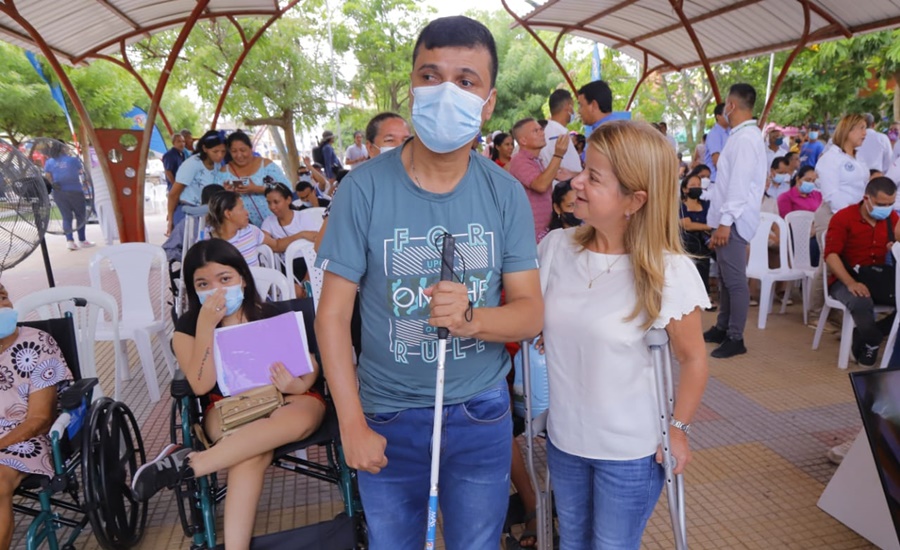 Gobernadora del Atlántico entregó herramientas digitales inclusivas para personas con discapacidad visual en Sabanalarga