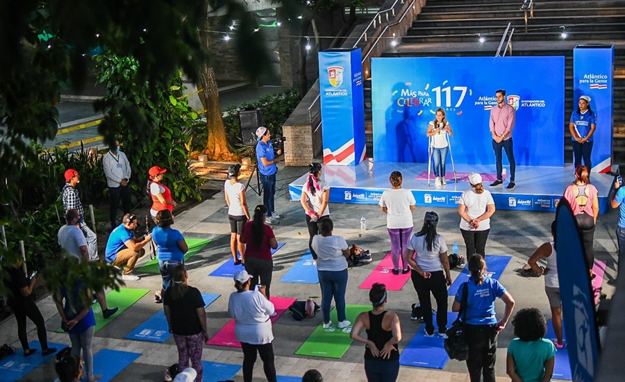 630 personas participan cada semana en las clases de yoga que la Gobernación lleva a la Plaza de la Paz y Puerto Colombia