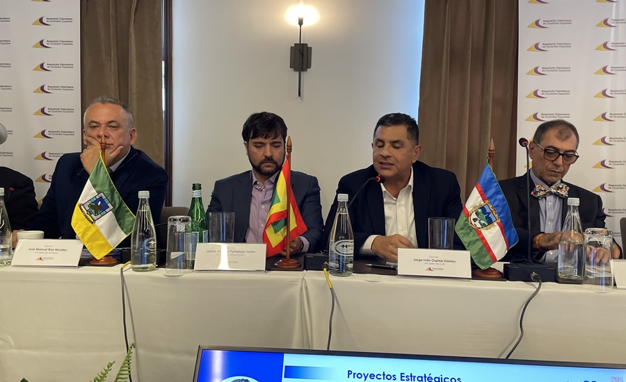 Alcalde Pumarejo entrega a Gobierno nacional entrante propuesta para bajar tarifas de energía 