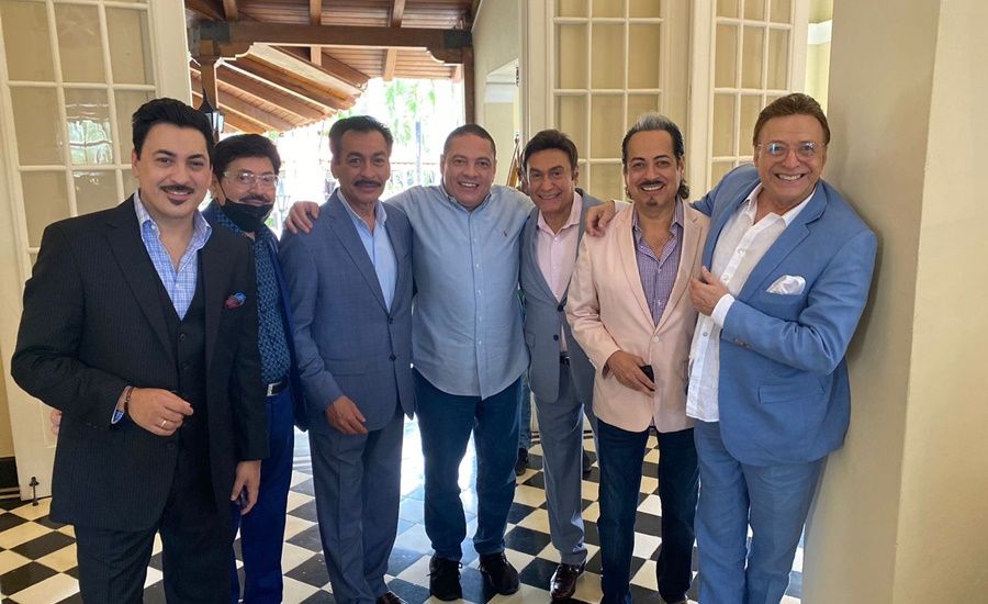 El Cocha Molina cautiva a Los Tigres del Norte con su acordeón vallenato