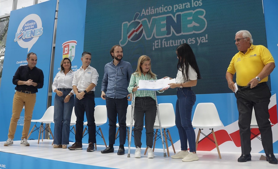 57 jóvenes atlanticenses recibieron las primeras becas de la alianza entre Gobernación y sector privado