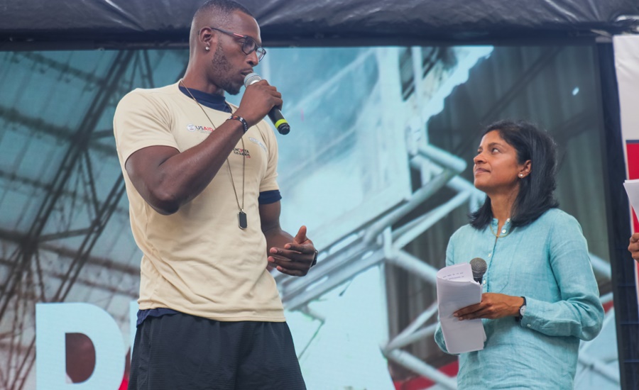El capitán de la selección Colombia de Baloncesto, Juan Diego Tello tercer Embajador de la Juventud Resiliente, descubre a jóvenes talentos en Barranquilla