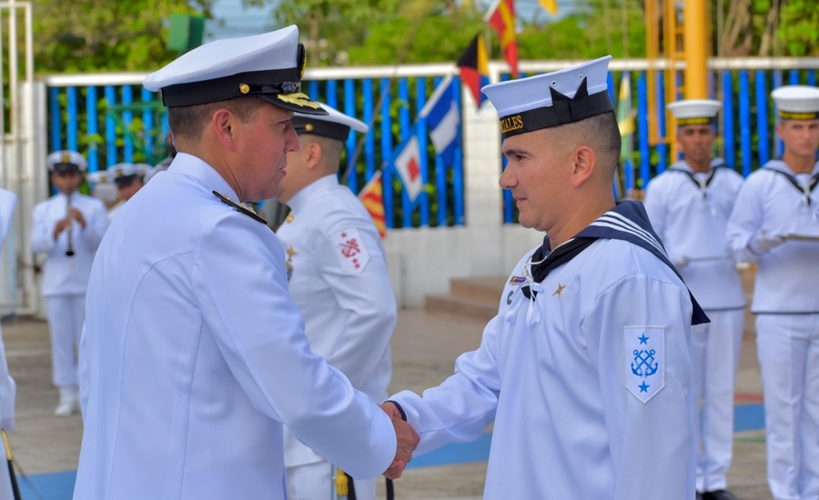 Ceremonia Militar de ascenso y condecoraciones en la Escuala Naval de Sub Oficiales ARC Barranquilla