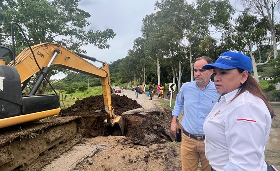Con maquinaria pesada atienden emergencias por lluvias en municipios del Atlántico
