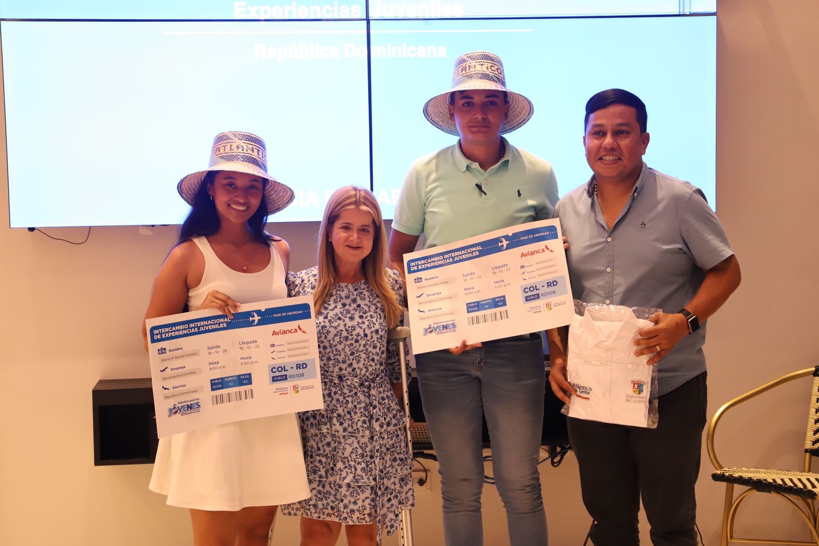 Gobernadora del Atlántico entregó tiquetes a jóvenes que viajan a República Dominicana para intercambio de experiencias juveniles