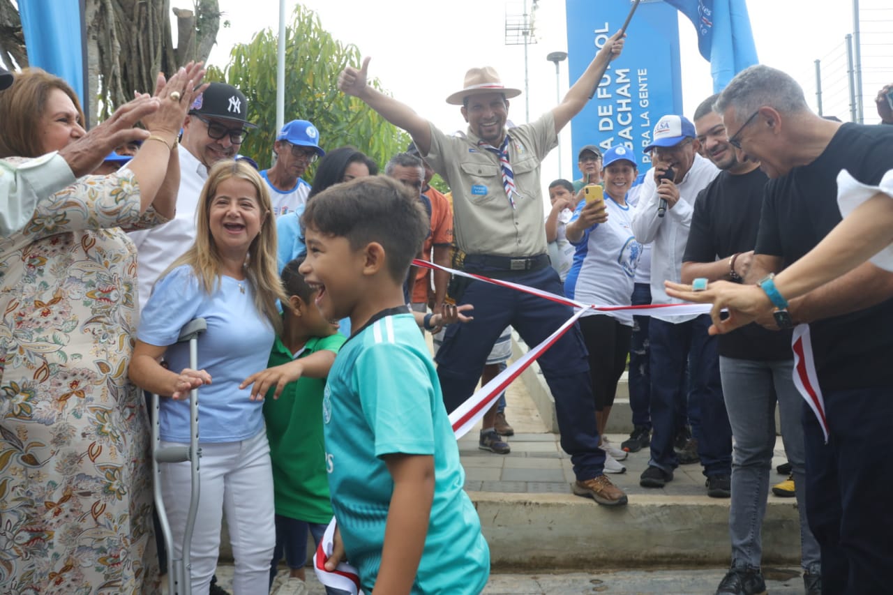 «Como la pidió la gente, entregamos la nueva cancha Salim Gacham en Campeche»: Elsa Noguera