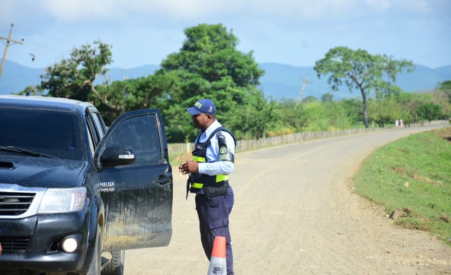 “Si nos toca meternos en el barro, lo hacemos por nuestra gente”: agentes de Tránsito del Atlántico, durante emergencias por lluvias