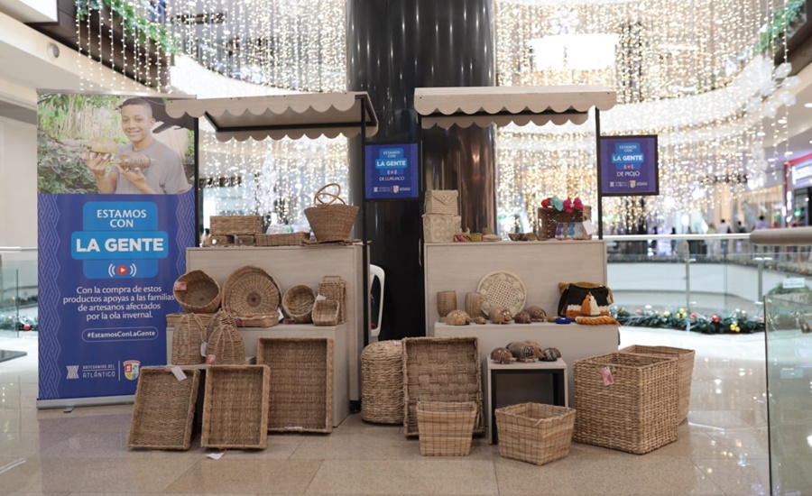 Gobernación apoya a los artesanos de Piojó y Luruaco, afectados por la ola invernal, en la venta de sus productos