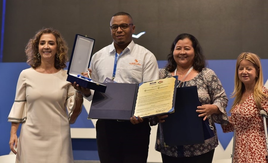 Representantes de trabajadores y compradores de vivienda premiados con la más alta distinción del Gremio de la construcción